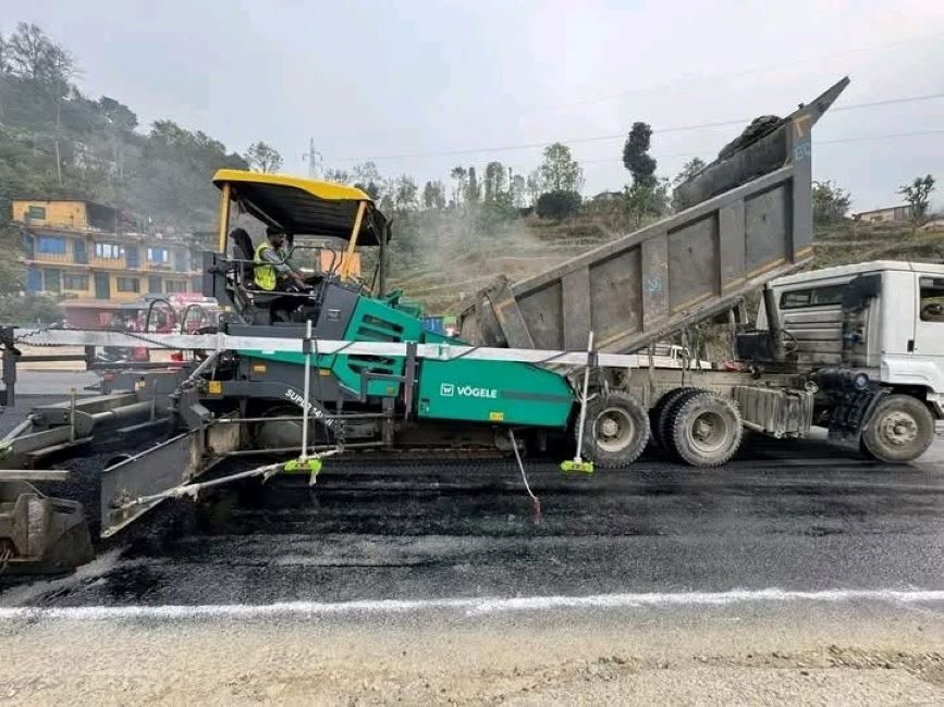 नागढुंगा–नौबिसे सडक खण्डमा अन्तिम ‘ब्ल्याक टपिङ’ सुरु